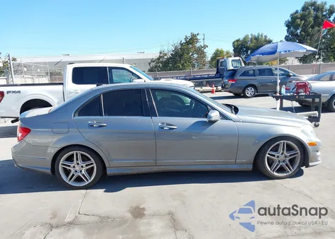 2013 Mercedes-Benz C 300 Sport 4Matic z USA, uszkodzony, nr VIN WDDGF8AB8DR246667